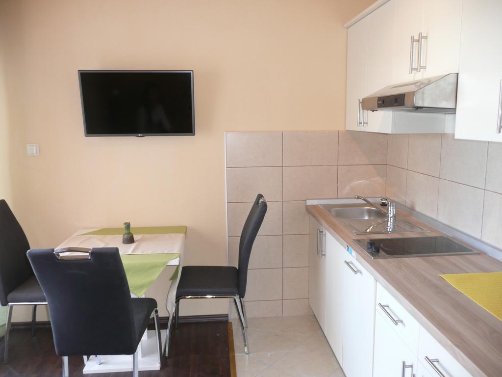 Guesthouse Mira Rab Town Exterior photo