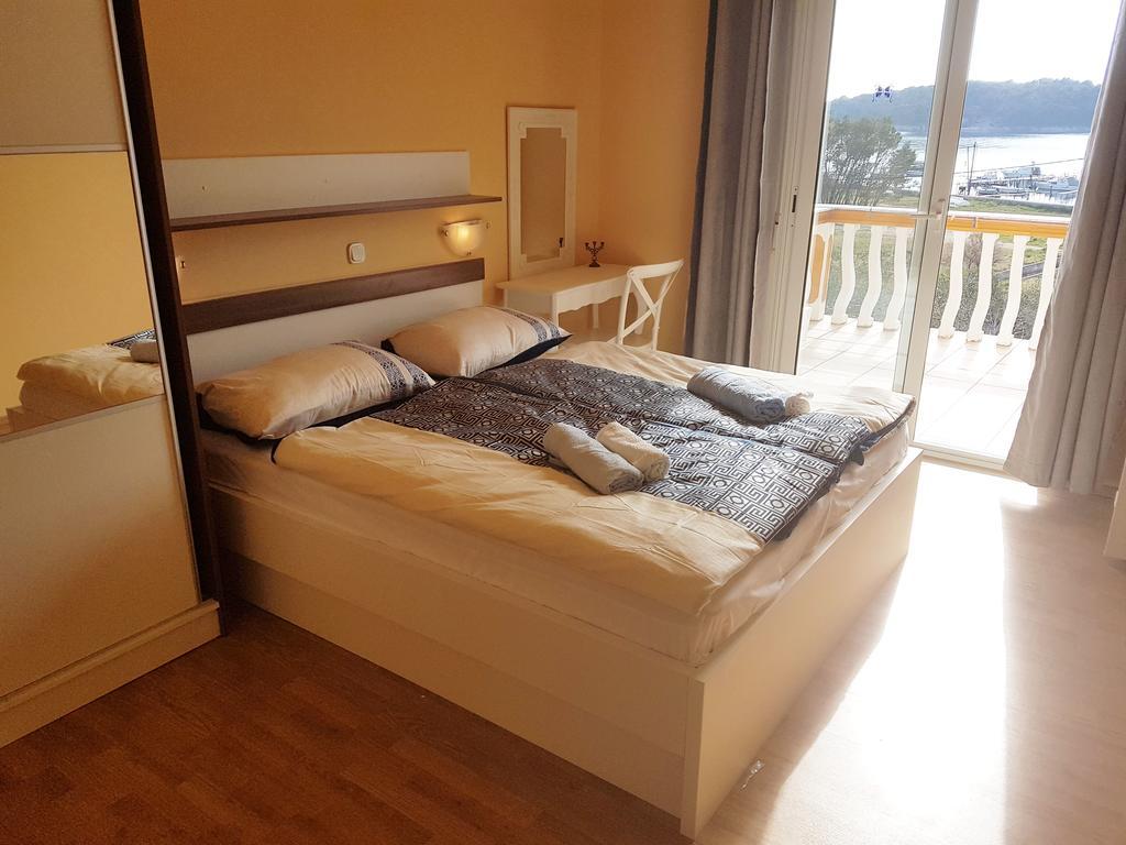 Guesthouse Mira Rab Town Exterior photo